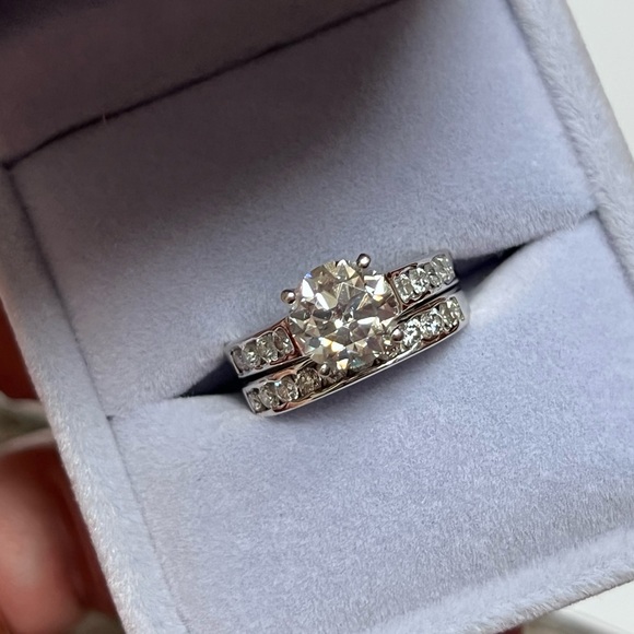 Jewelry - MOISSANITE WEDDING RING SET